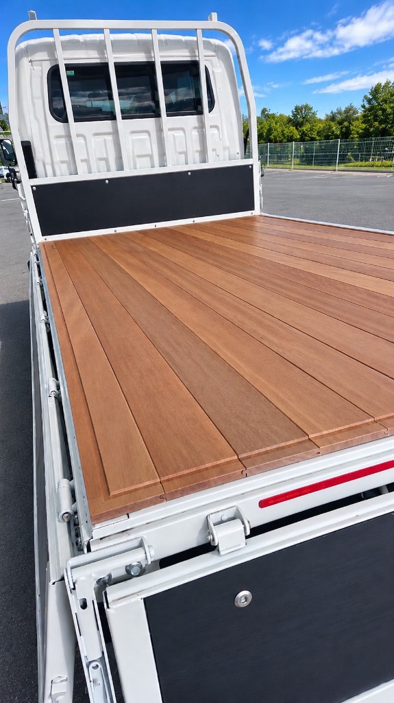 トラック荷台木床板張り替え施工